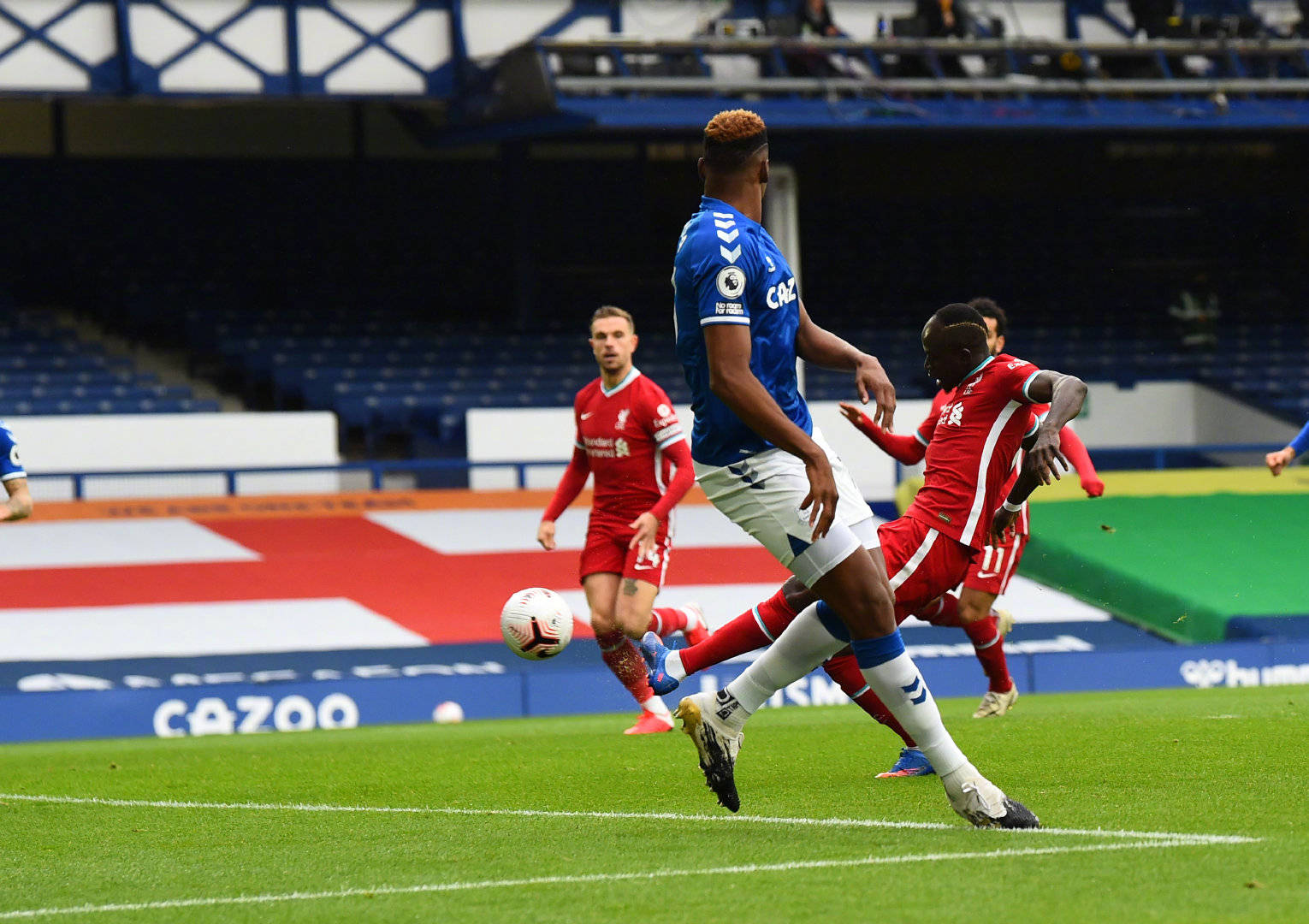 论球粘在脚上,没人比小罗更强了吧.